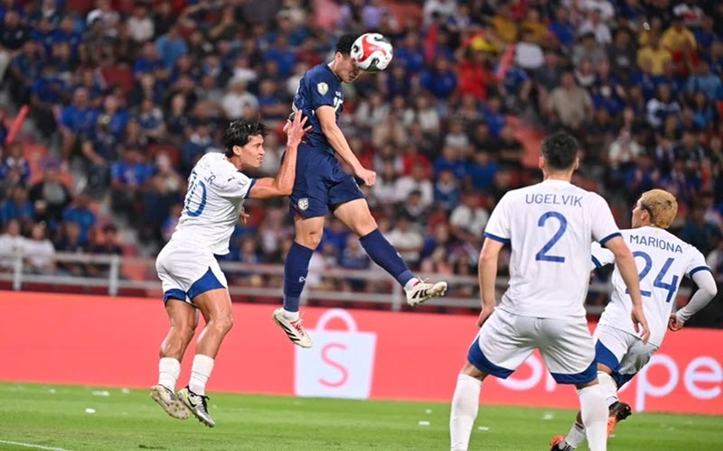 Thái Lan có bàn thắng hiệp 1 đầy tranh cãi